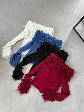 Siyah Püsküllü Madonna Yaka Triko Kazak