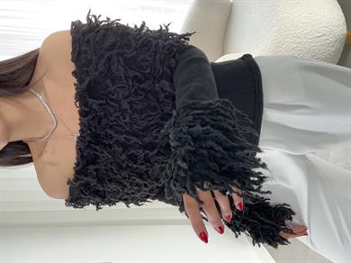 Siyah Püsküllü Madonna Yaka Triko Kazak