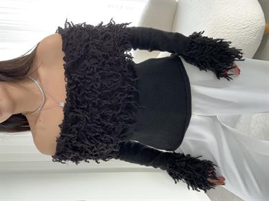 Siyah Püsküllü Madonna Yaka Triko Kazak