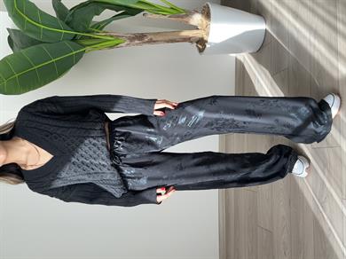 Siyah Saç Örgü Detaylı V Yaka Kazak