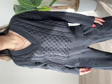 Siyah Saç Örgü Detaylı V Yaka Kazak