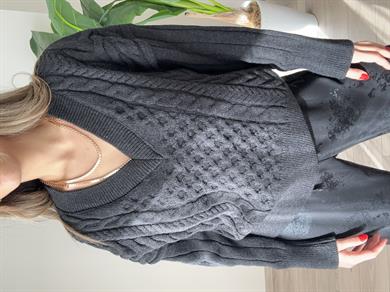 Siyah Saç Örgü Detaylı V Yaka Kazak