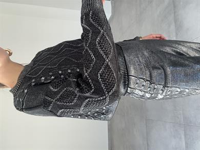 Oli Siyah Varak Baskılı Triko Kazak