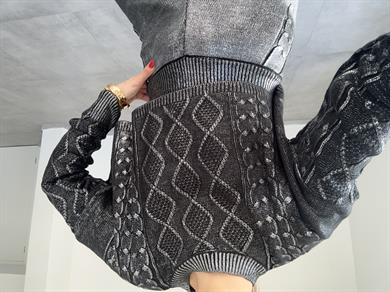 Oli Siyah Varak Baskılı Triko Kazak