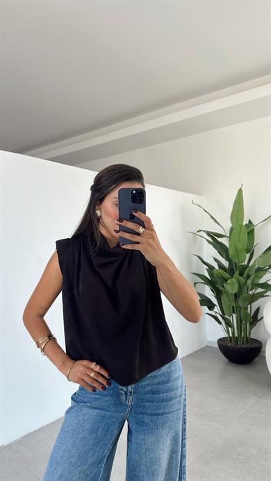 Siyah Vatkalı Degaje Yaka Bluz