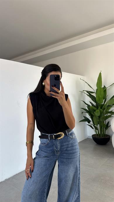 Siyah Vatkalı Degaje Yaka Bluz