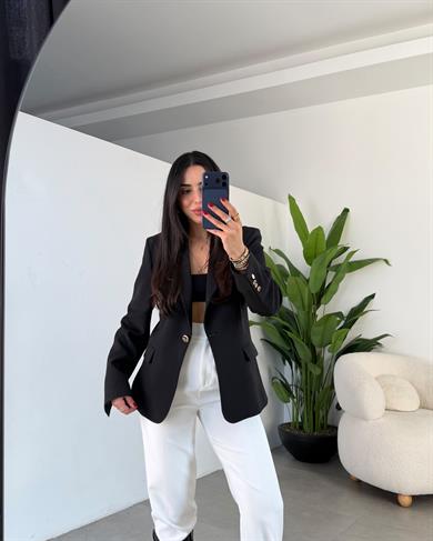 Siyah Vücuda Oturan Blazer