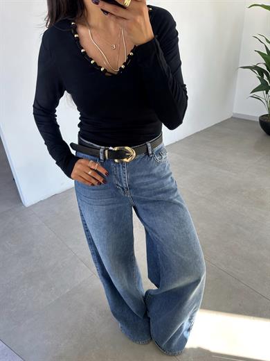 Siyah Yakadan Boncuklu Bluz