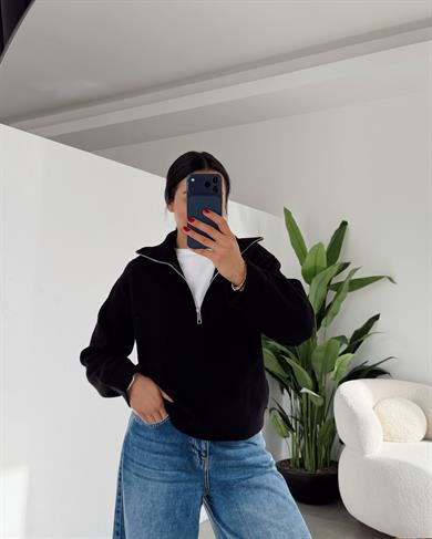 Siyah Yakası Fermuarlı Triko Kazak