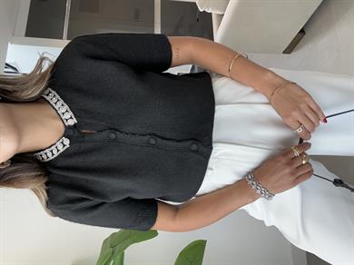 Siyah Yakası Taş Detaylı Triko Kazak