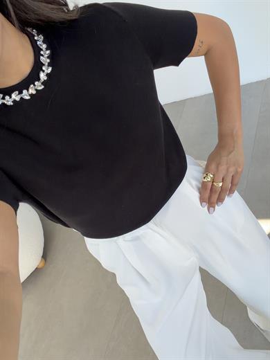 Siyah Yakası Taşlı Kısa Kol Kazak