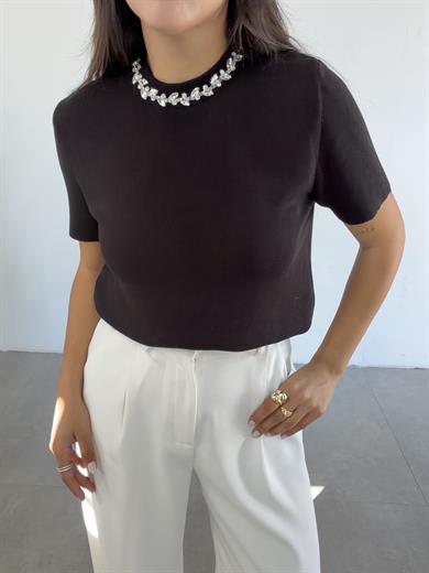 Siyah Yakası Taşlı Kısa Kol Kazak