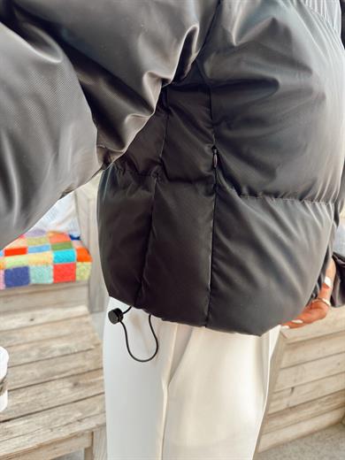 Siyah Yan Cepli Şişme Mont