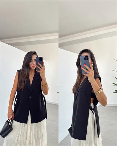 Siyah Yan Detaylı Tasarım Yelek