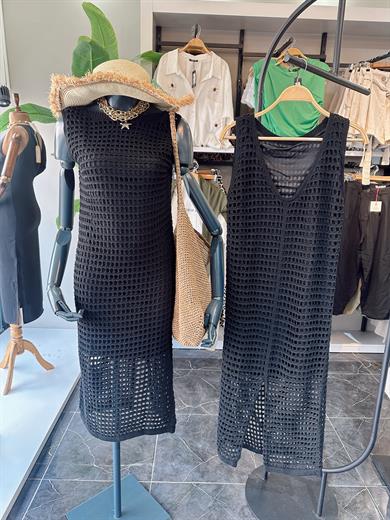 Siyah Yırtmaçlı Delikli Triko Elbise