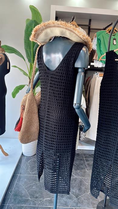 Siyah Yırtmaçlı Delikli Triko Elbise