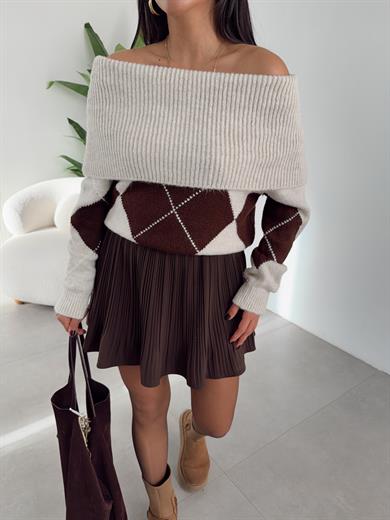 Taş Baklava Desen Madonna Yaka Kazak