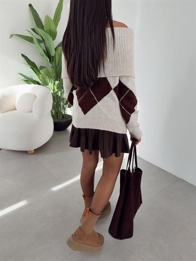 Taş Baklava Desen Madonna Yaka Kazak