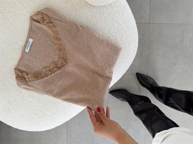 Vizon Yaka Dantel Detaylı Bluz