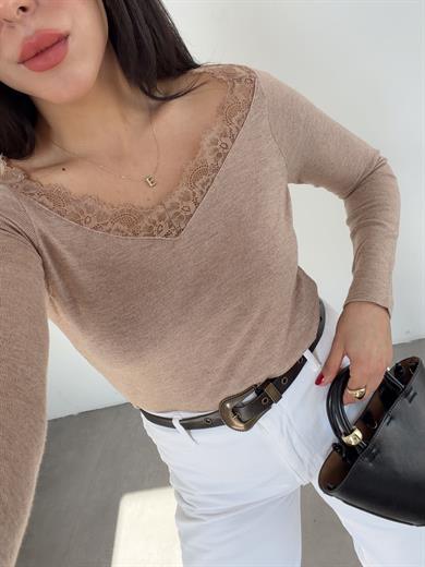 Vizon Yaka Dantel Detaylı Bluz