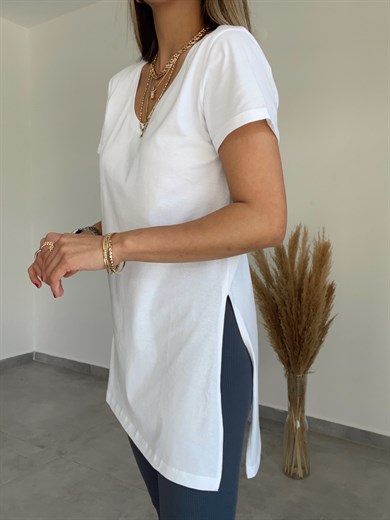 Yanları Yırtmaçlı V Yaka Beyaz Tişört