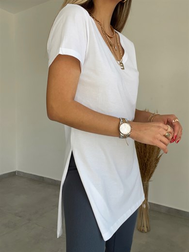 Yanları Yırtmaçlı V Yaka Beyaz Tişört