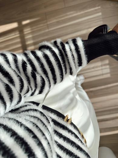 Yumoş Çizgili Kazak