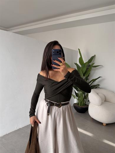 Zümrüt Yaka Detay Bodysuit