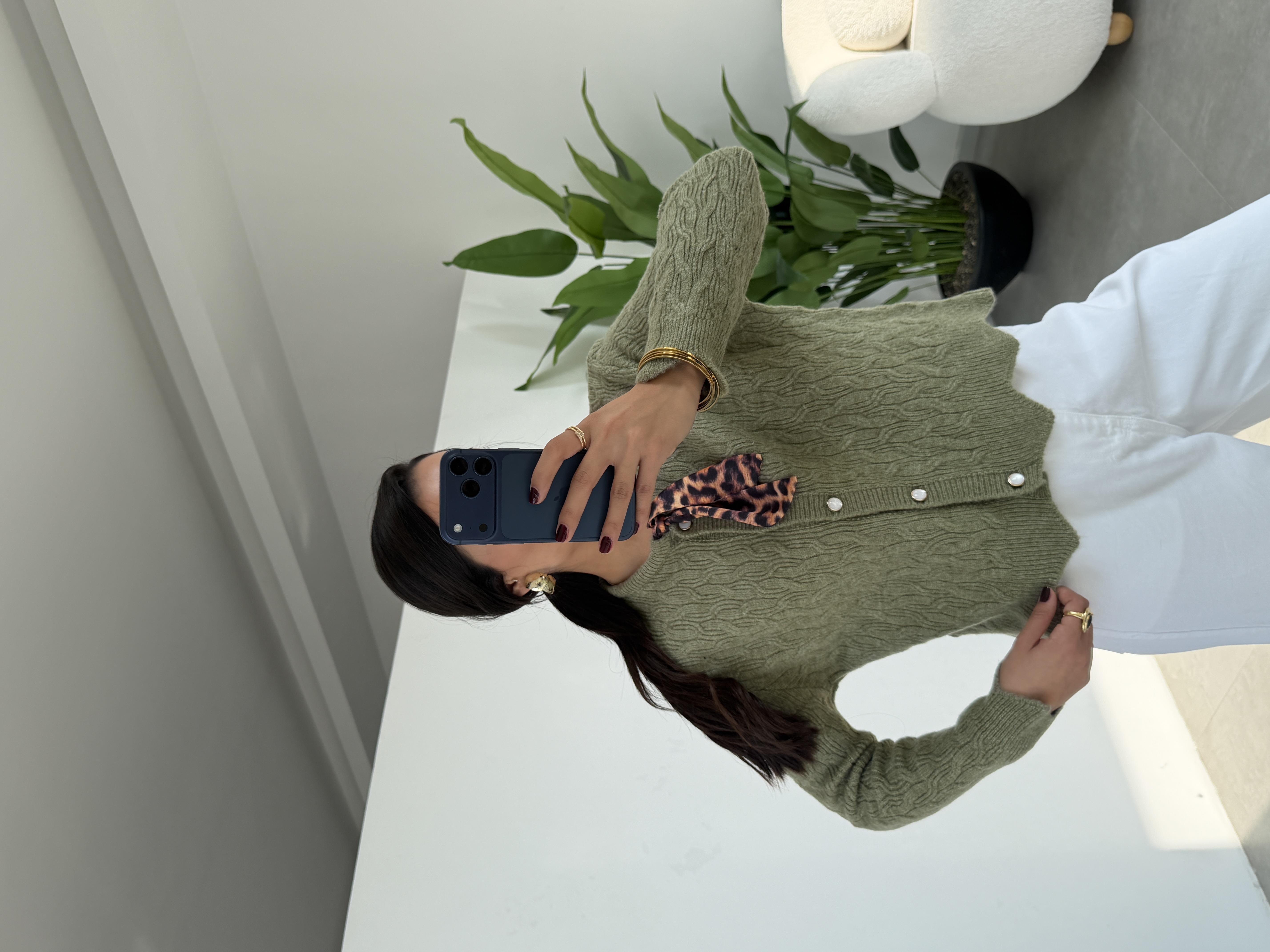 Açık Yeşil Fularlı Düz Hırka