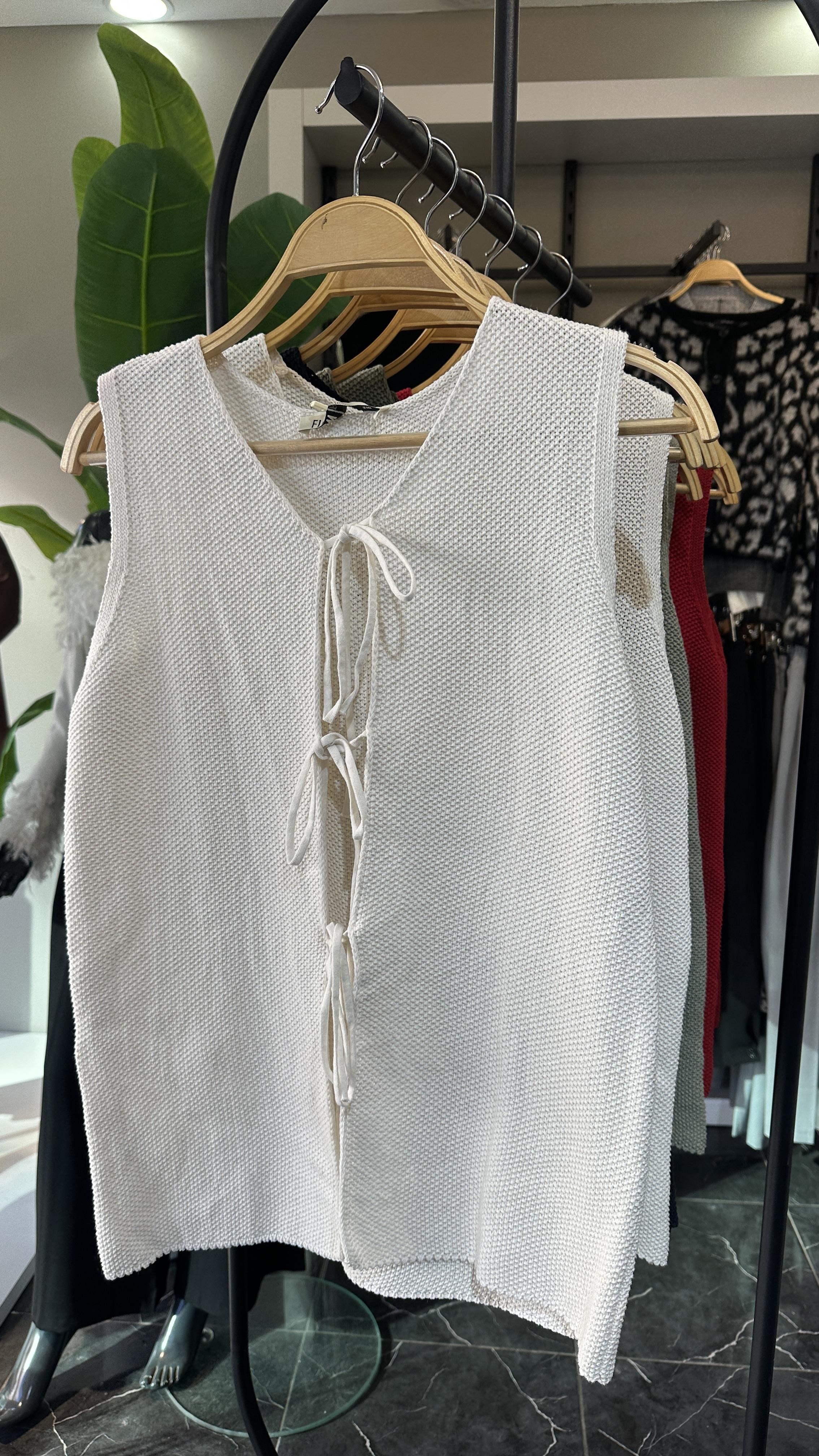 Bej Bağcıklı Triko Yelek