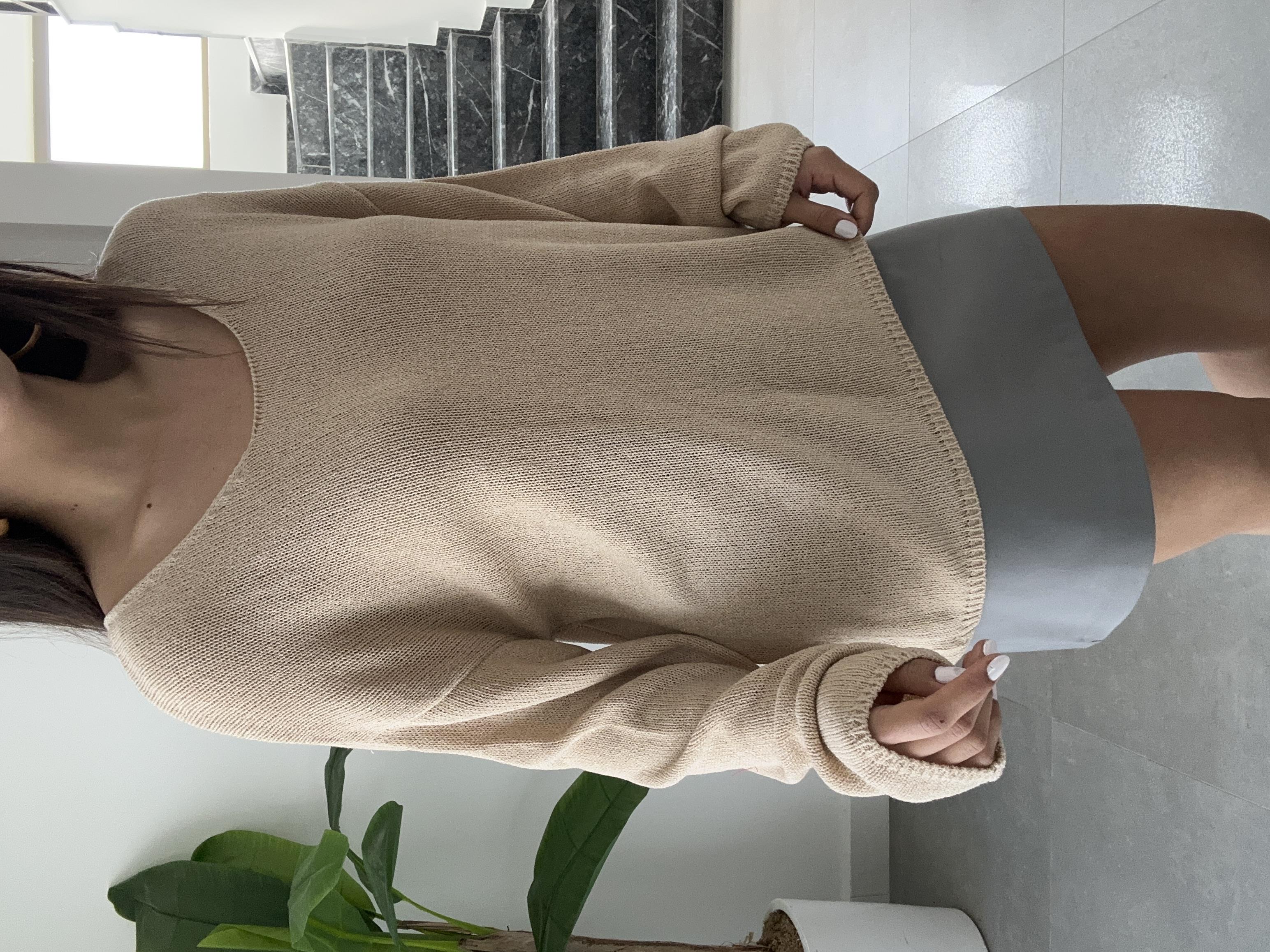 Bej Oval Yaka Yumusak Dokulu Triko Kazak