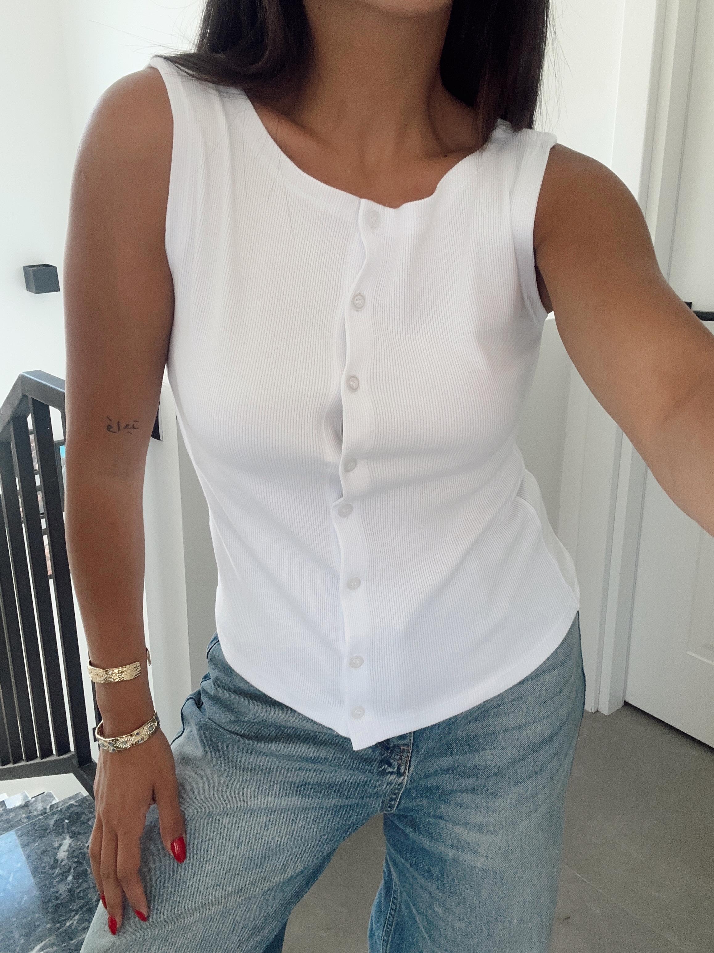 Beyaz Düğmeli Örme Yelek