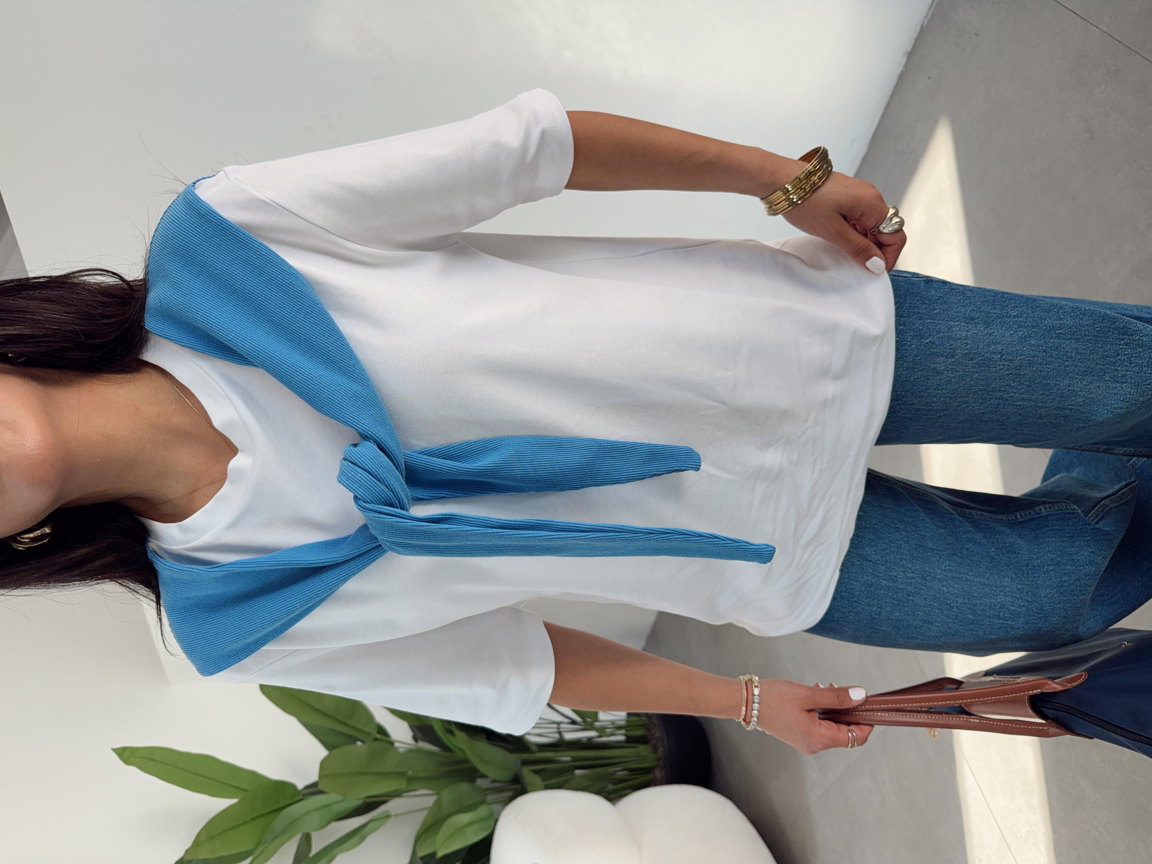 Beyaz Mavi Atkı Detaylı Tshirt
