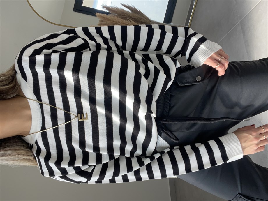 Beyaz-Siyah Çizgili Salaş Triko Kazak