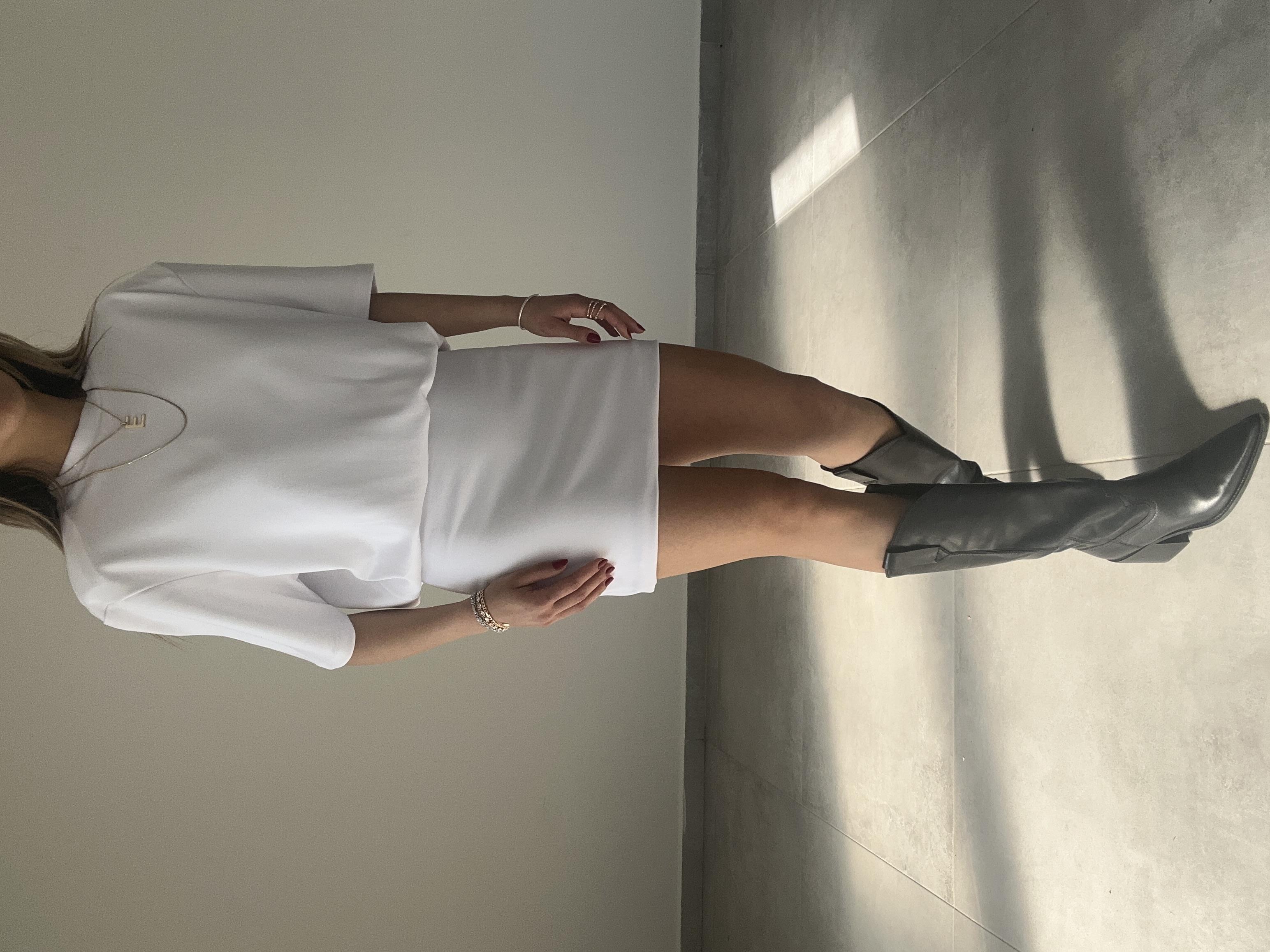 Beyaz Vatkalı Kısa Kol Elbise