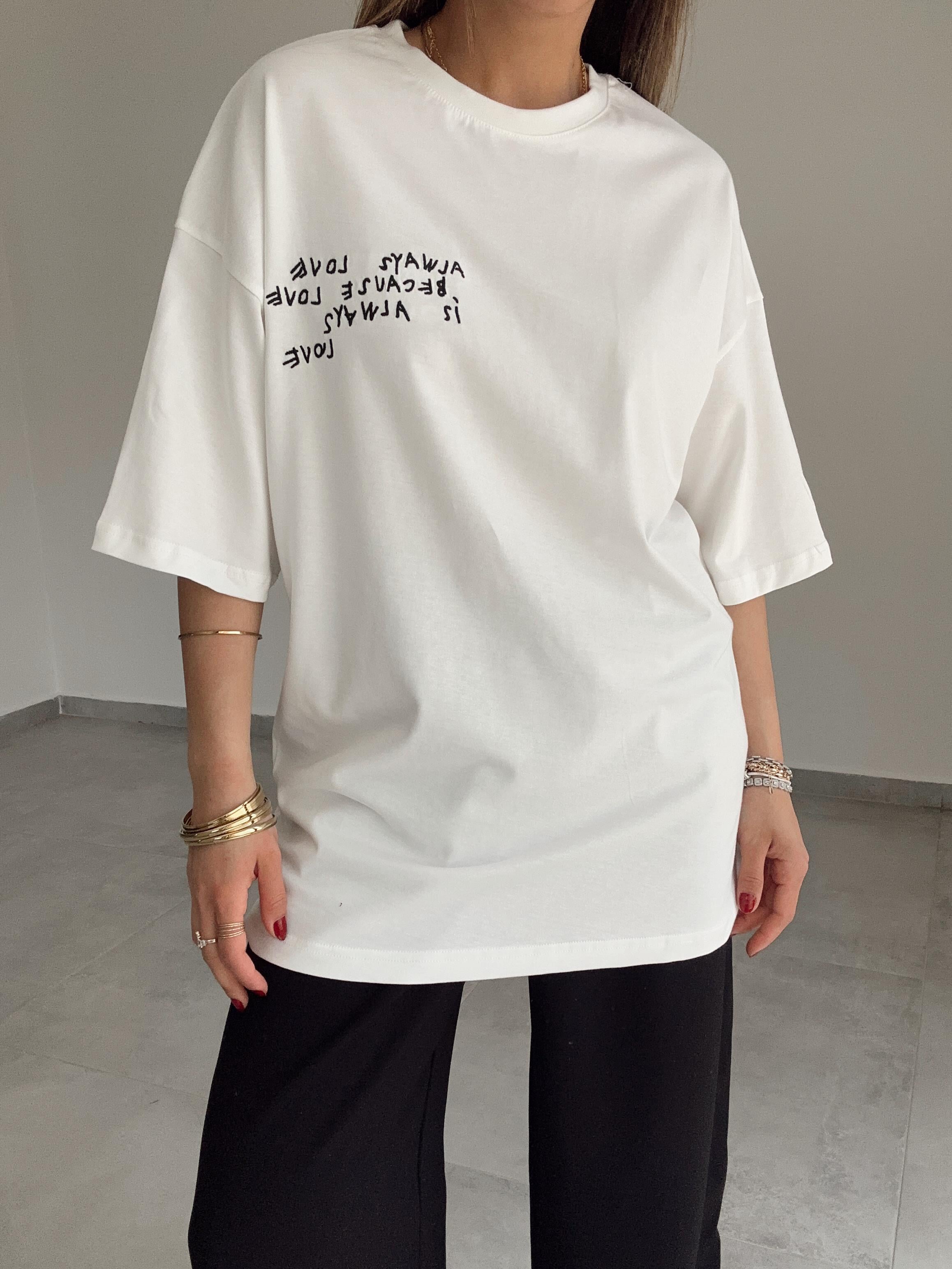 Beyaz Yazı İşlemeli Tişört