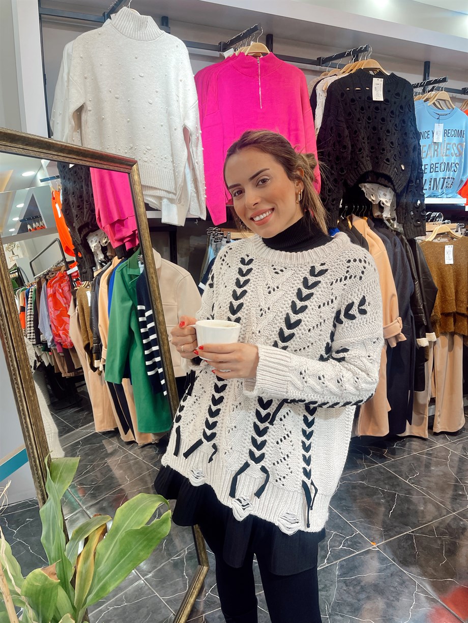 Brit Detaylı Ajurlu Triko Kazak