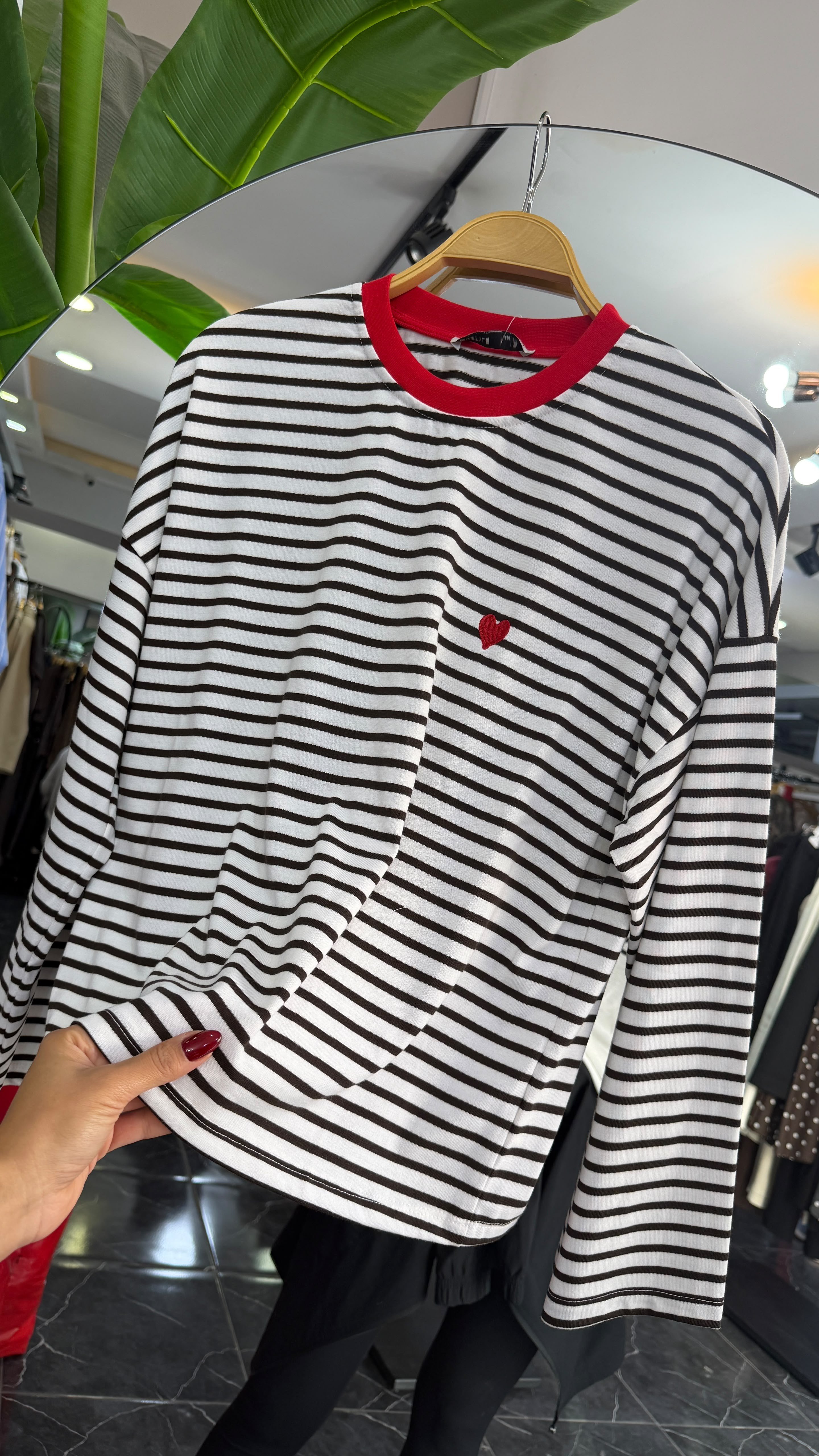 Ekru-Kahve Çizgili Kalp Nakışlı Sweatshirt