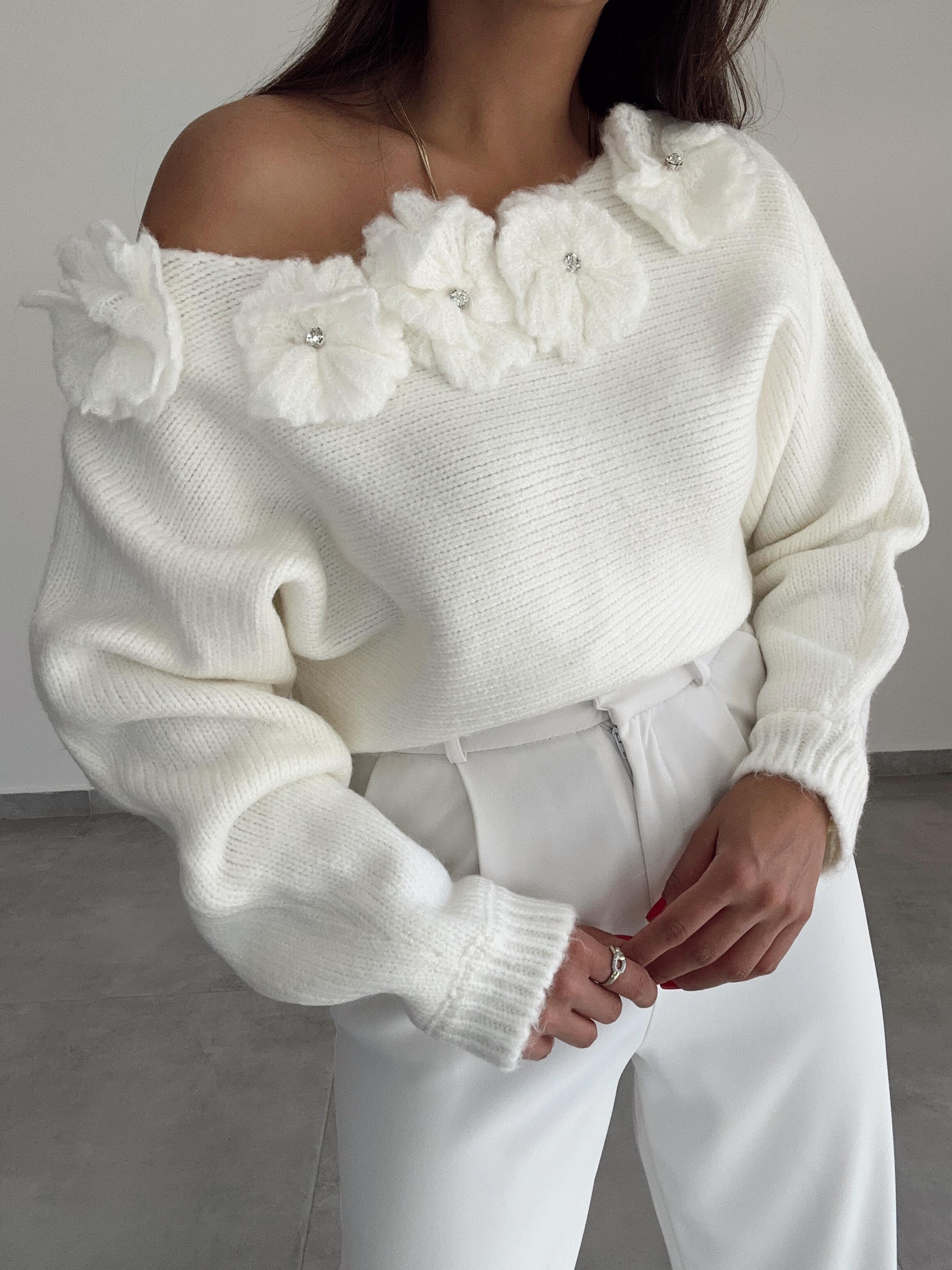 Ekru Kayık Yaka Çiçek Detaylı Kazak