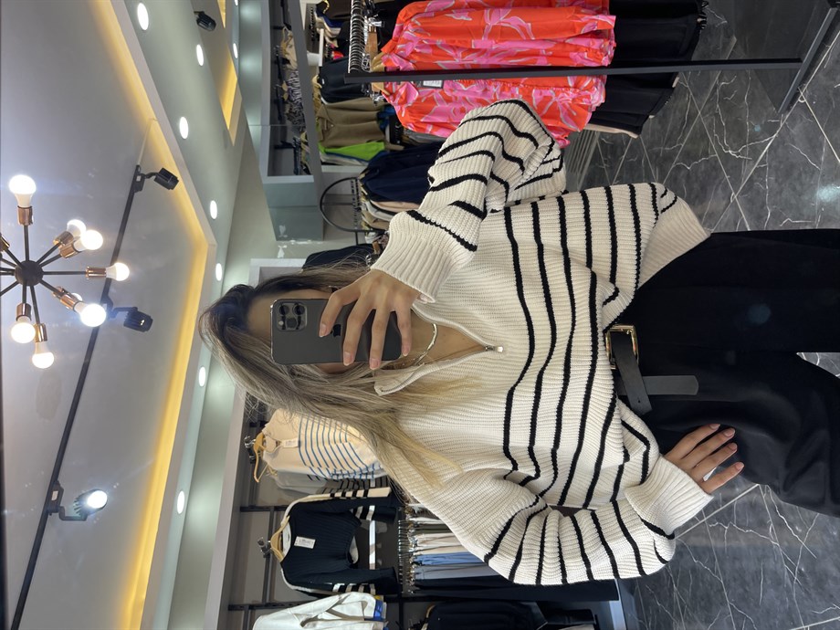 Ekru-Siyah  Çizgili Fermuarlı Triko Kazak