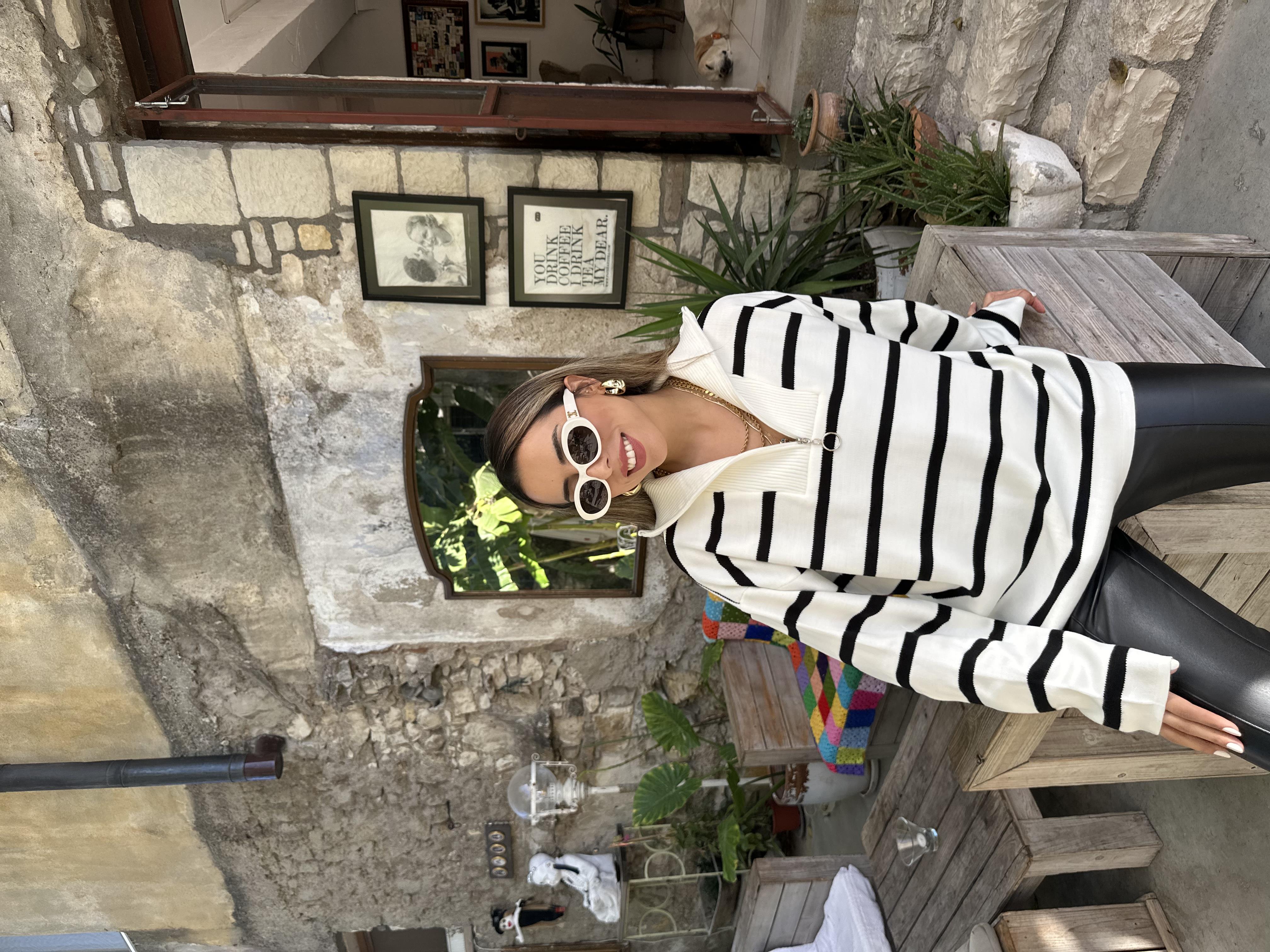 Ekru-Siyah Dik Yaka Fermuarlı Çizgili Triko Kazak