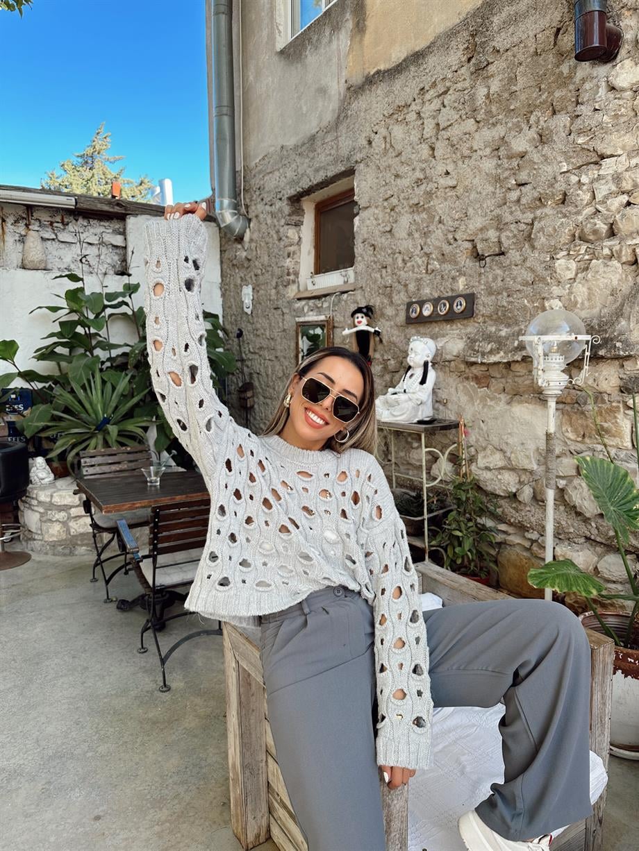 Gri Delikli Bisiklet Yaka Triko Kazak