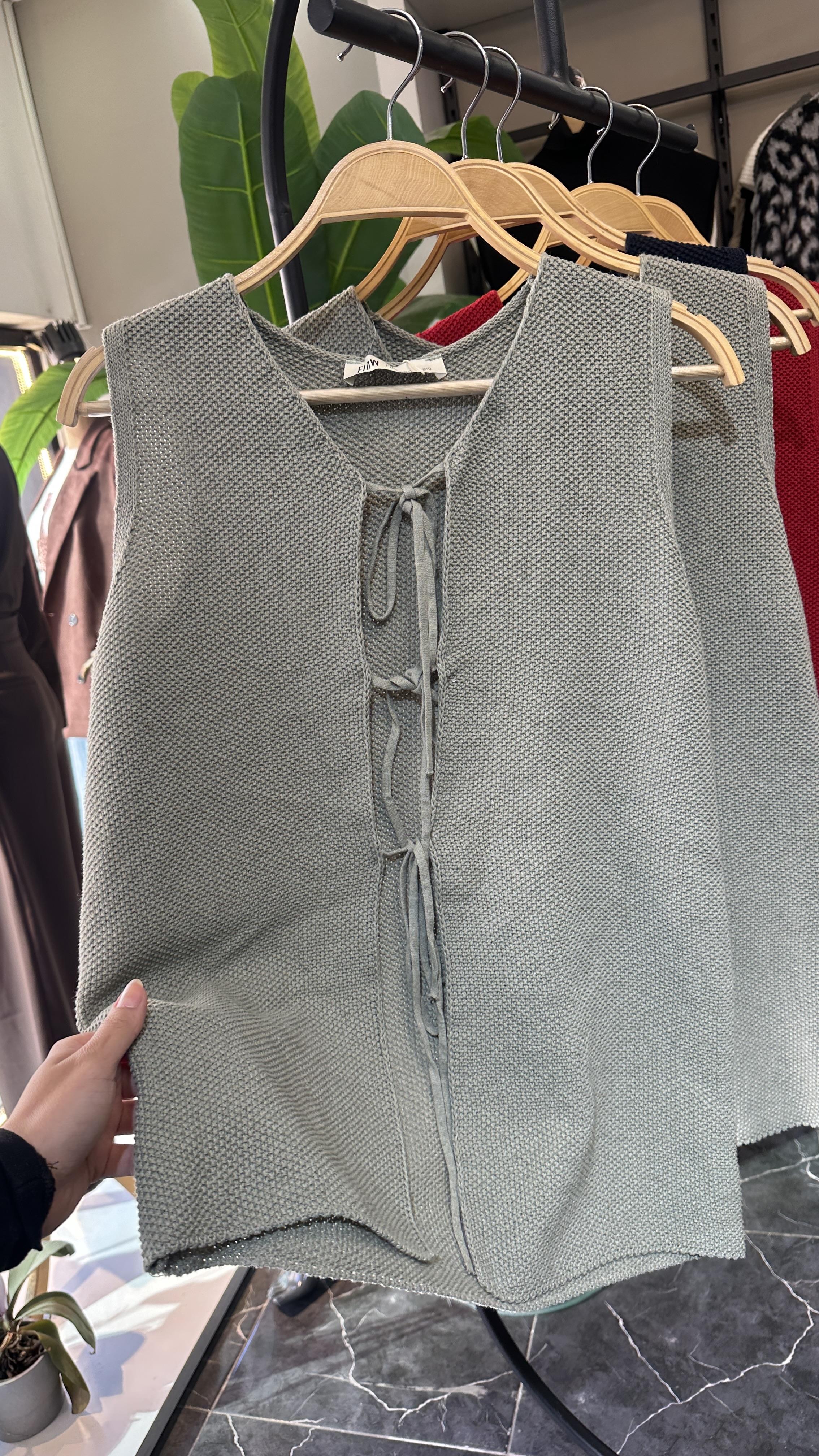 Haki Bağcıklı Triko Yelek