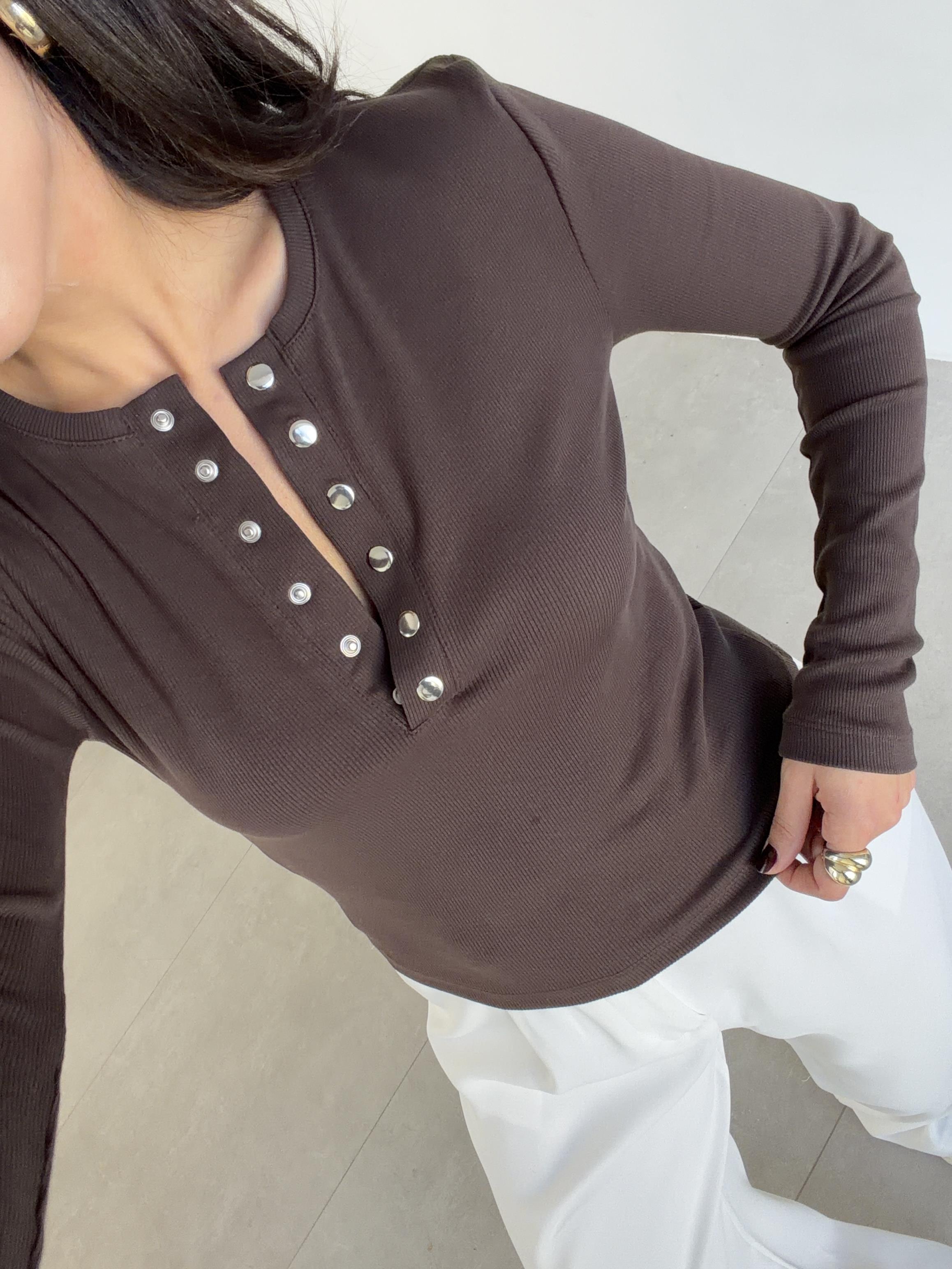 Kahve Çıtçıt Detay Bluz