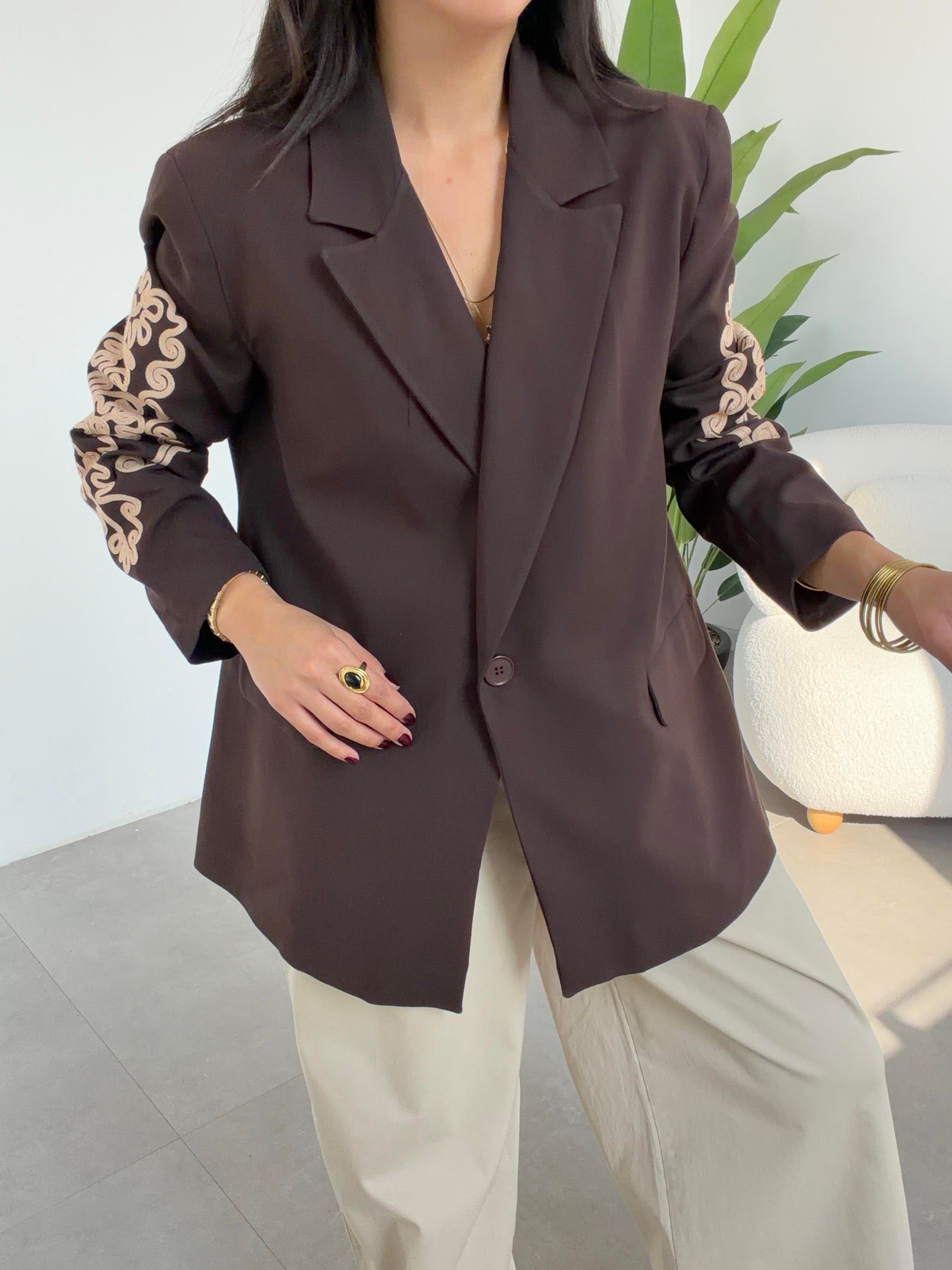 Kahve Kol Nakış Detaylı Vatkalı Ceket