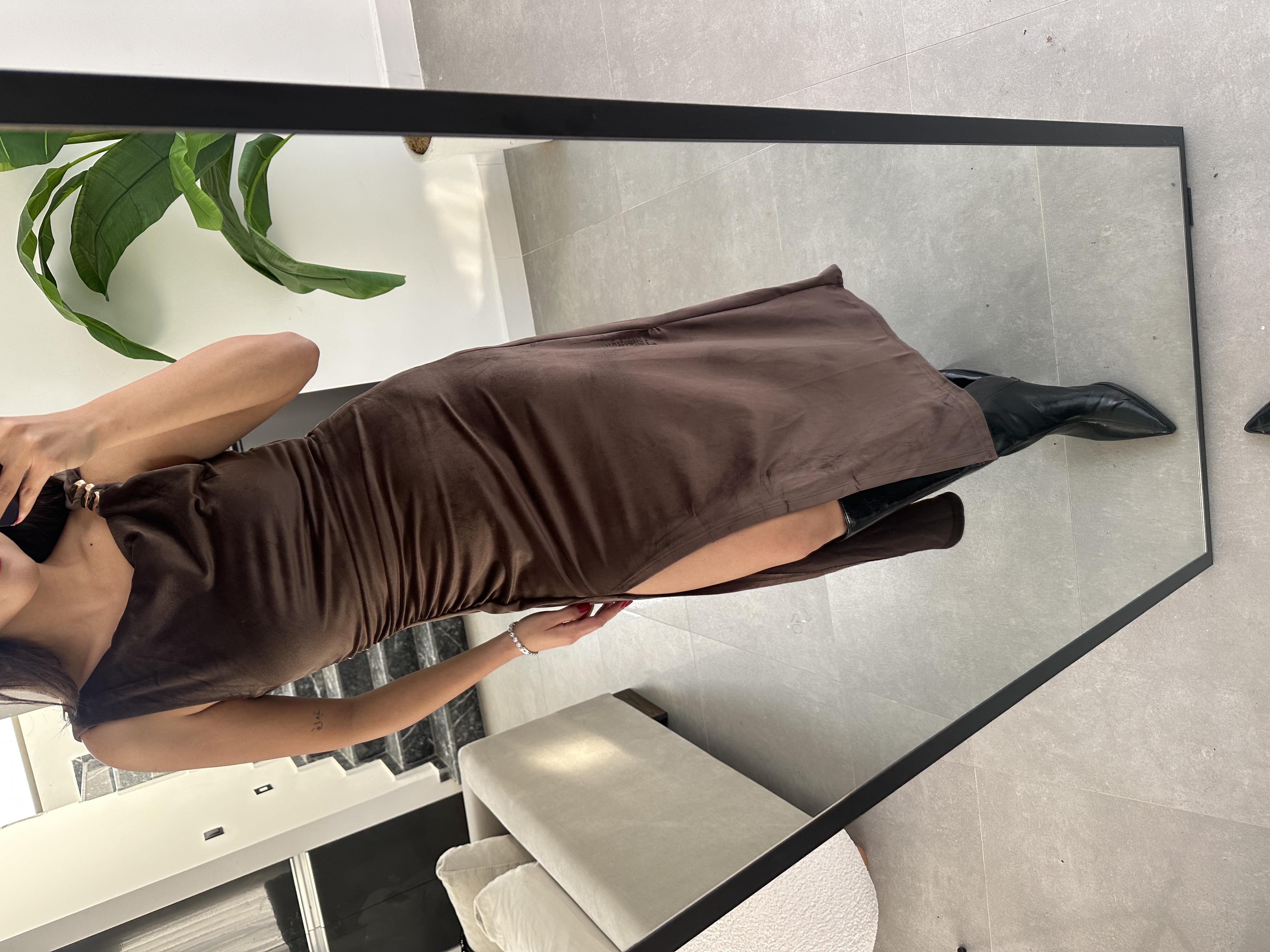 Kahve Toka Detaylı Yırtmaçlı Kadife Elbise