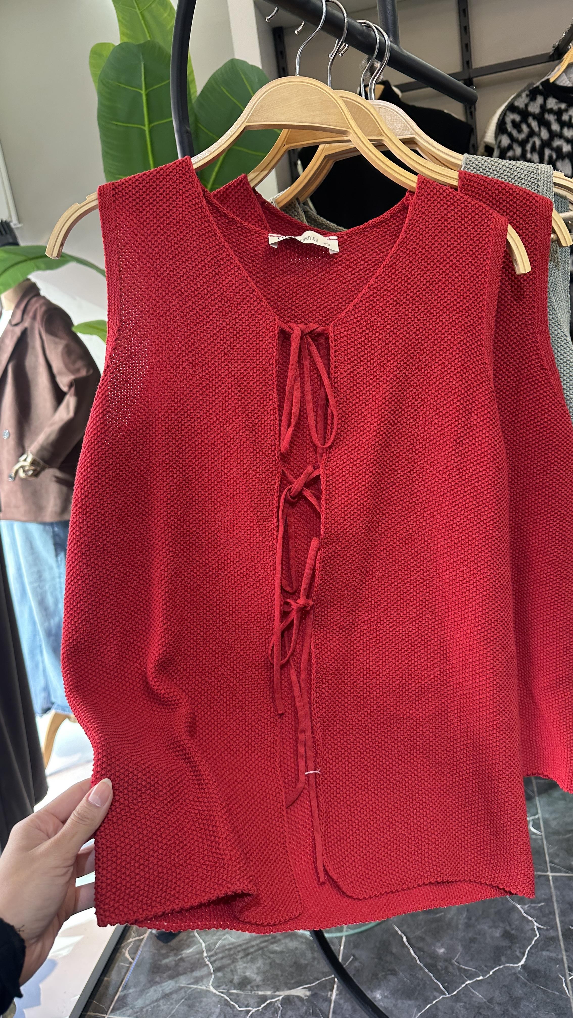 Kırmızı Bağcıklı Triko Yelek