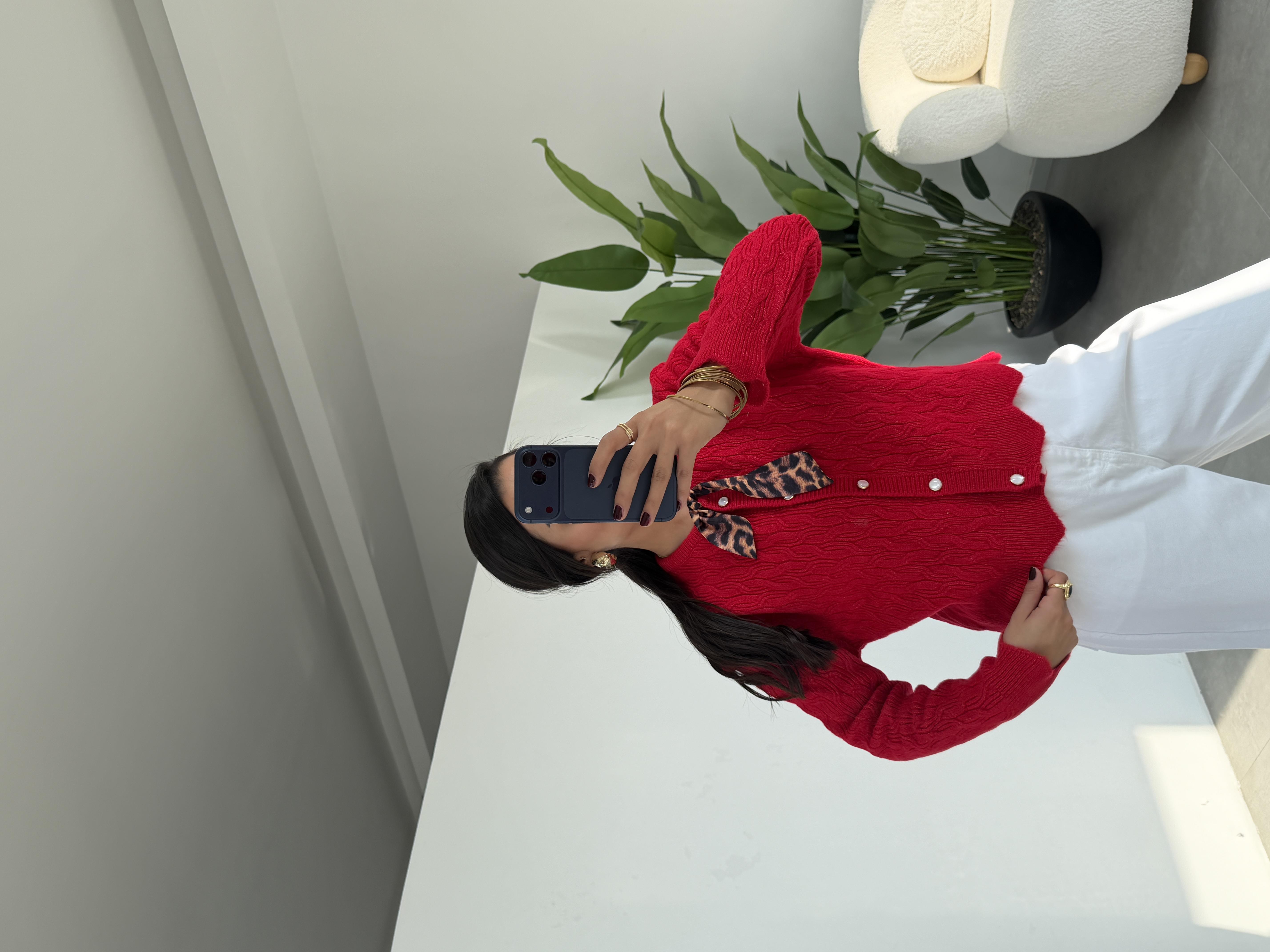 Kırmızı Fularlı Düz Hırka