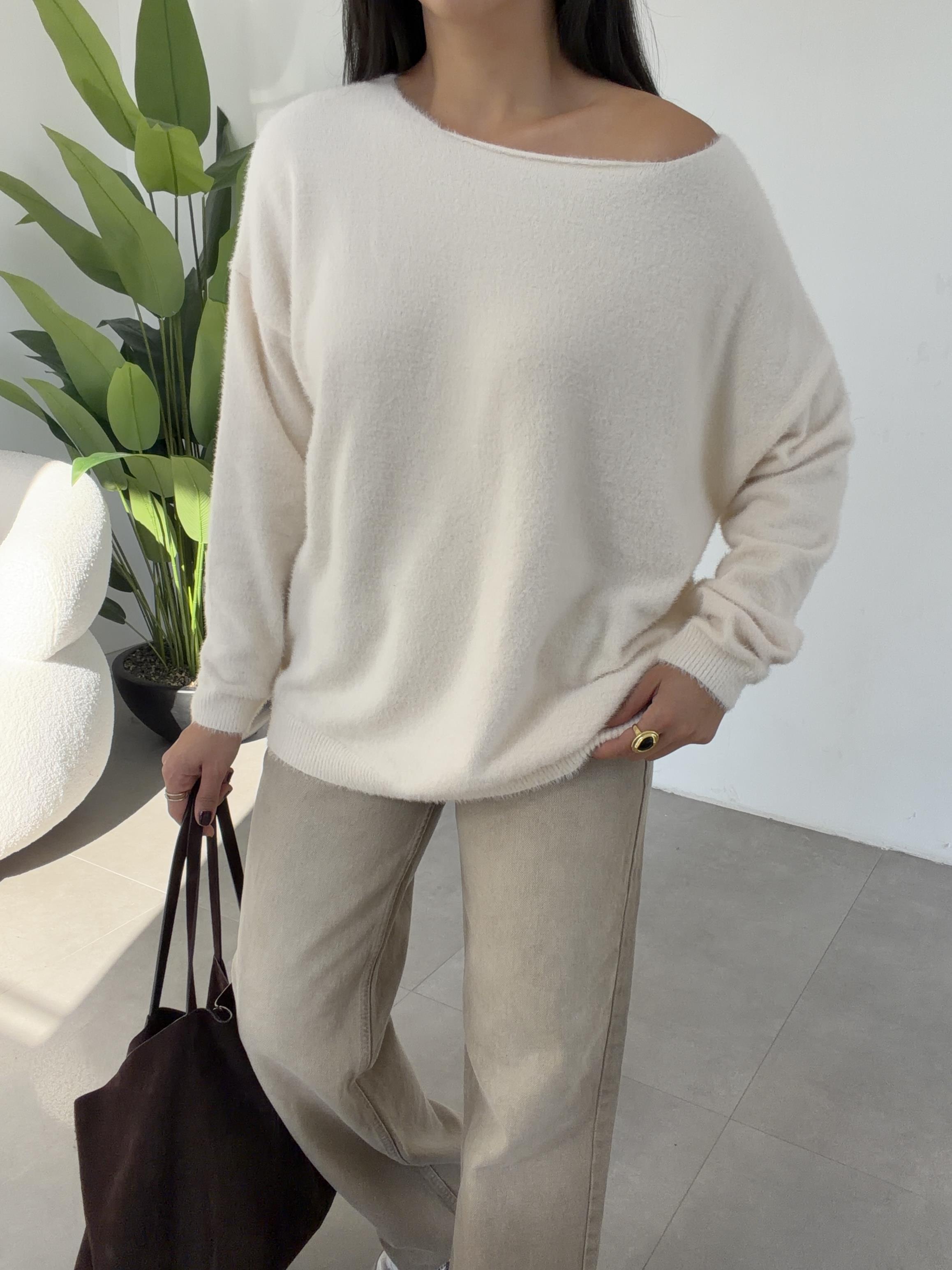 Krem Sakallı Tek Omzu Açık Kazak