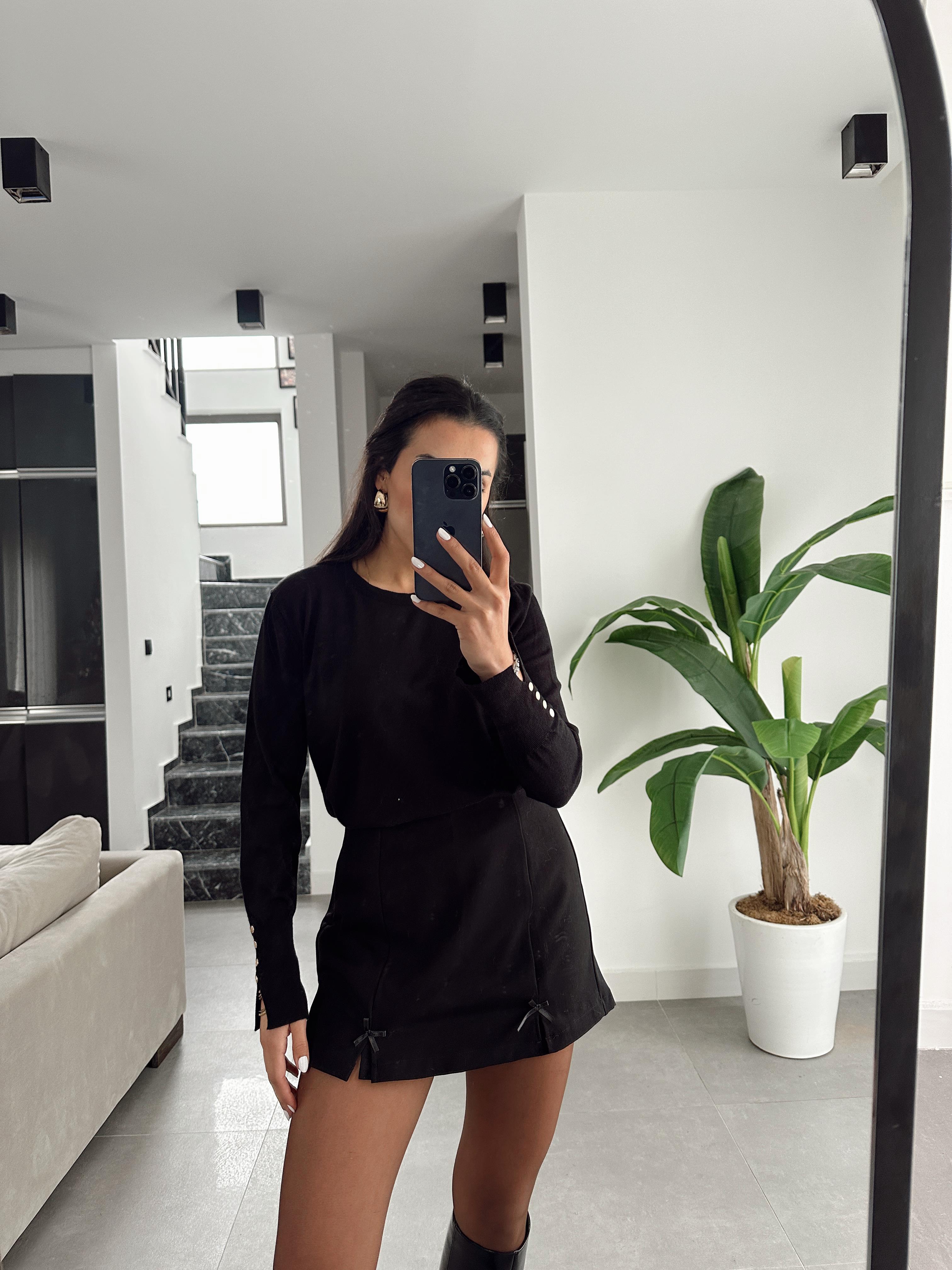 M-D Siyah Kolları Çıtçıt Detaylı Triko